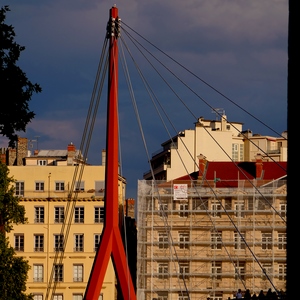 Pont en métal rouge et maisons  - France  - collection de photos clin d'oeil, catégorie rues